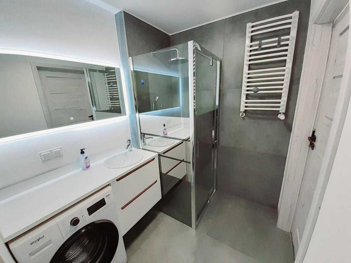 Apartament Kapitanski Mostek 17A Z Widokiem Na Port I Latarnie Morska Oraz Garazem Lägenhet Kołobrzeg Exteriör bild